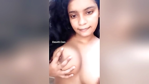Today Exclusive -sexy Desi Girl Shows Her Boobs