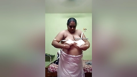 Mallu Bhabhi Shows Her Boobs