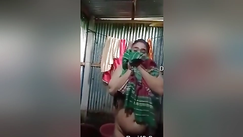 Today Exclusive- Sexy Boudi Bathing