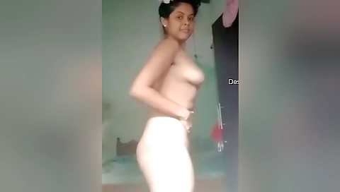 Cute Girl Shows Her Nude Body