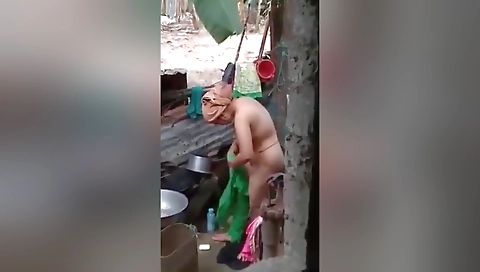 Desi Bhabhi Outdoor Bathing Record In