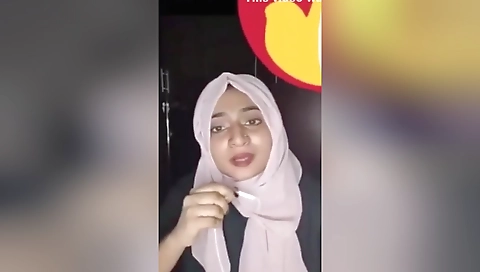 Cute Hijabi Girl Shows Her Pussy On Video Call