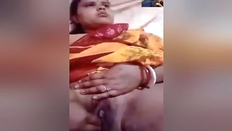 Today Exclusive -horny Bhabhi Shows Her Boobs And Fingering 2