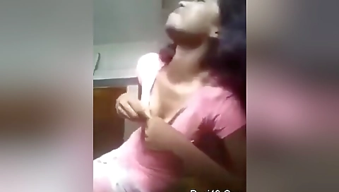 Today Exclusive- Desi Girl Showing Her Boobs