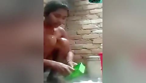 Today Exclusive- Desi Village Girl Bathing
