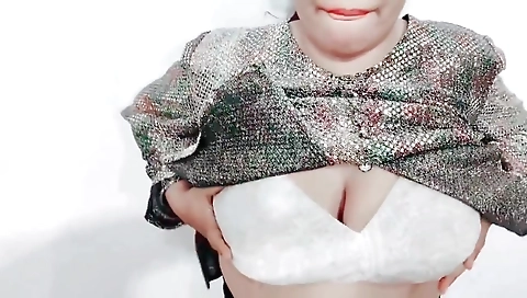 Pakistani Hot Aunty Boobs Show