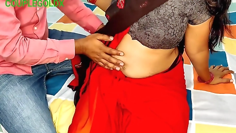 Komal Ne Apne Sath Kam Karne Wale Majdur Ko Patke Chodne Ko Majboor Kiya