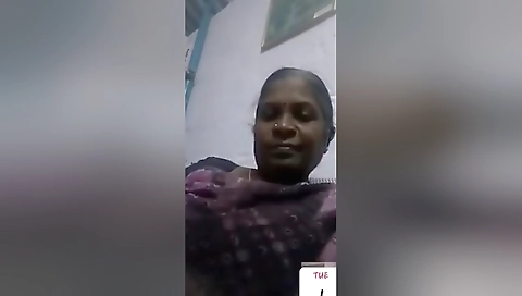 Today Exclusive -desi Aunty Shows Her Boobs To Lover On Video Call 2