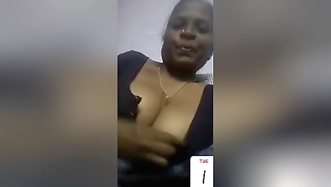 Today Exclusive -desi Aunty Shows Her Boobs To Lover On Video Call 1