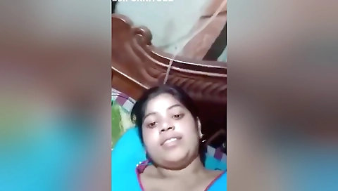 Today Exclusive -boudi Showing Her Boobs And Fingering