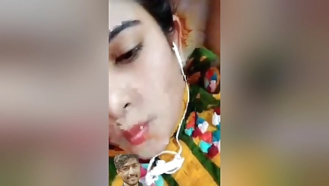 Today Exclusive -cute Desi Girl Shows Her Boobs To Lover On Vc
