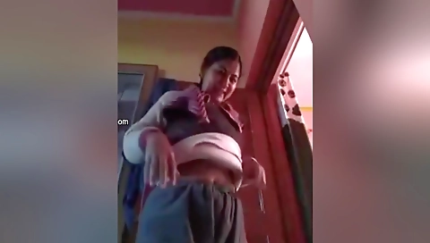 Today Exclusive- Horny Bhabhi Showing Her Boobs