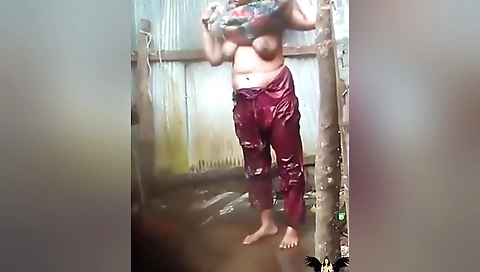 Desi Bhabhi Outdoor Bathing