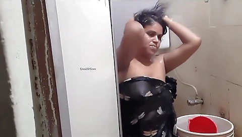 Today Exclusive- Bhabhi Bathing Video Record By Hubby