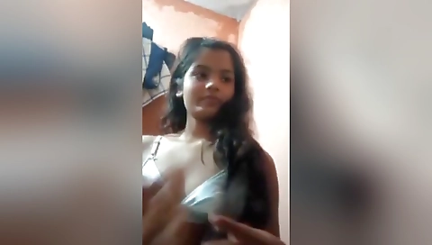 Hot Desi Girl Shows Her Boobs