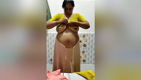 Today Exclusive- Desi Bhabhi Showing Her Boobs And Pussy
