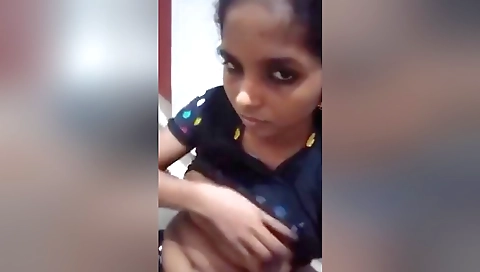 Sexy Indian Girl Shows Her Boobs