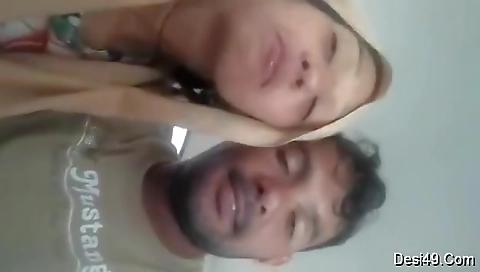 Exclusive – Cute Indian Lover Romance And Boob Sucking In Car