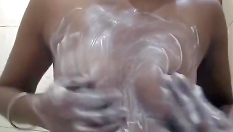 Desi Aurat Apne Pati Ko Soap Se Massage Karke Dikhaate Huye Video Bhai Ne Chori Se Leak Krdiya . 1