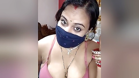 Today Exclusive- Super Hot Desi Bhabhi Showing Her Big Boobs And Fingerring