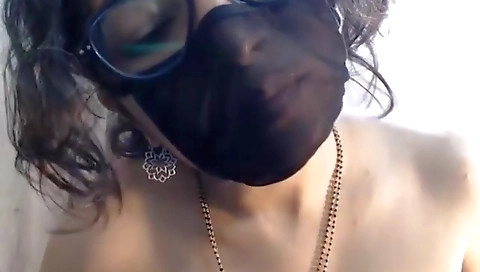 Today Exclusive- Sexy Bhabhi Showing Her Boobs On Cam Show