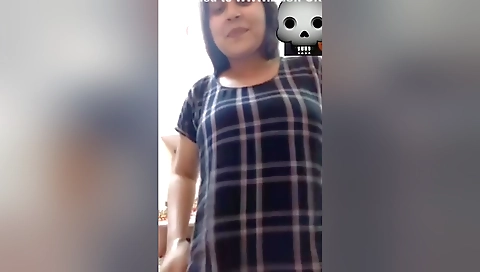 Sexy Desi Girl Shows Her Boob