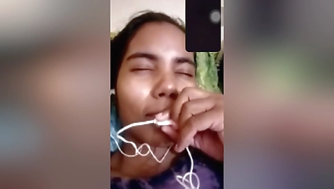 Today Exclusive- Desi Girl Showing Her Boobs On Video Call