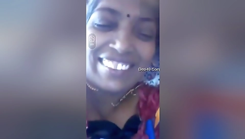 Today Exclusive-mature Bhabhi Showing Her Boobs On Video Call 2