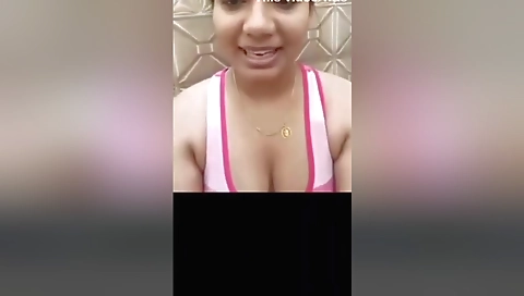Desi Bhabhi Showing Boobs