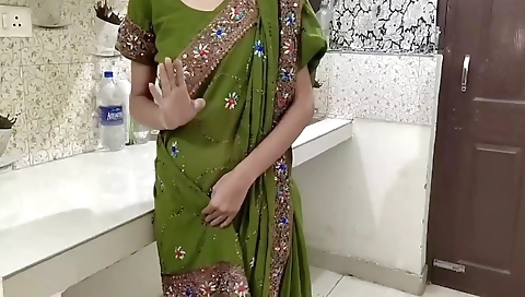 Indian Hot Stepmom Has Hot Sec With Stepson In Kitchen!Step father Doesnt Know With Clear Audio Indian Desi Stepmom Dirty Ta