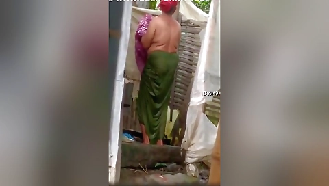 Today Exclusive- Desi Aunty Out Door Bathing 1
