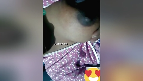 Today Exclusive- Desi Girl Showing Boob Sto Lover On Video Call