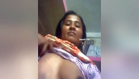 Today Exclusive- Desi Girl Showing Her Boobs