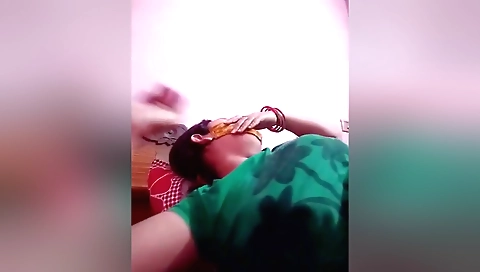 Today Exclusive- Desi Bhabhi Showing Boobs