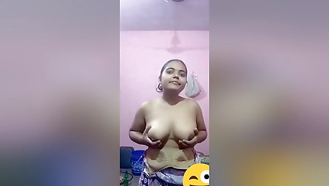 Today Exclusive- Cute Desi Girl Showing Her Boobs