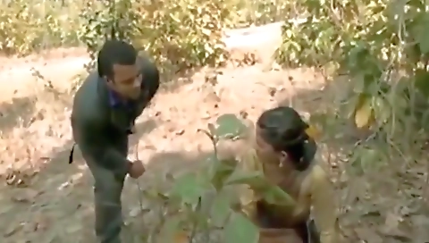 Jungle Me Lakdi Been Rahi Aurat Ko Pakad Ke Chod Diya