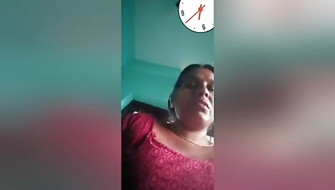 Today Exclusive-desi Mature Aunty Showing Her Boobs On Video Call 1