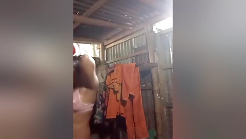 Today Exclusive- Desi Girl Record Her Bathing Video