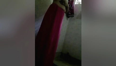 Today Exclusive- Desi Bhabhi Record Her Bathing Video For Lover