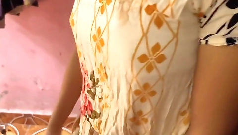 Desi Ladaki Bahar Baiti Thi To Baju Wale Ne Dekha Or Ladaki Ko Bola Muze Chodana Hai Chut Tuhmari