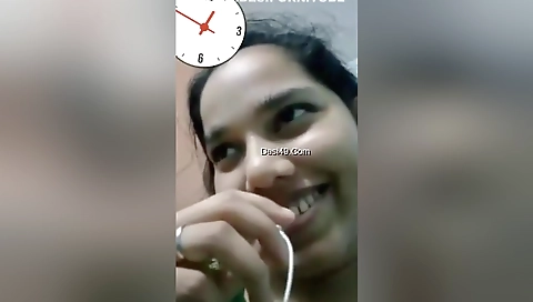 Today Exclusive -cute Desi Girl Shows Her Boobs On Vc