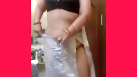 Indian Aunty Teasing In Pink Saree With Huge Ass