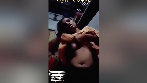 Today Exclusive- Desi Village Bhabhi Show’s Her Boobs And Pussy