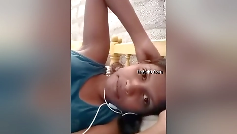 Cute Lankan Girl Shows Her Boobs