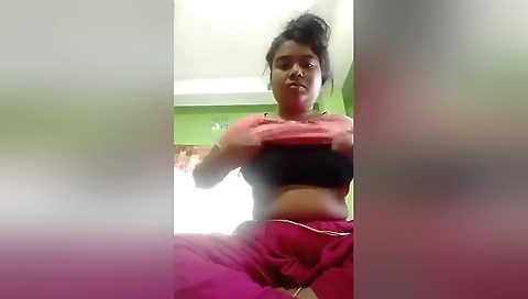 Hot Bangla Mall Shows Her Boobs