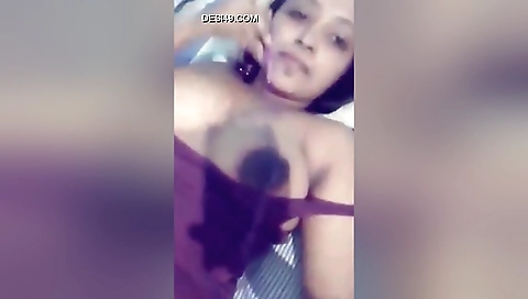 Exclusive- Desi Girl Showing Her Boobs