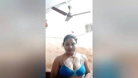 Desi Bhabhi Shows Her Boobs