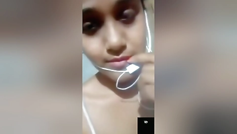 Today Exclusive- Cute Desi Girl Showing Her Boobs