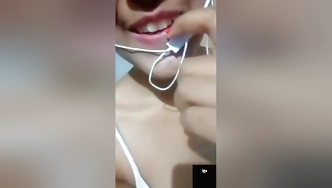 Today Exclusive- Cute Desi Girl Showing Her Boobs