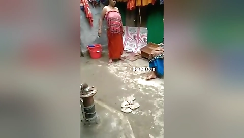 Bhabhi Ready For Bathing